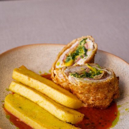 Цыплёнок Кордон блю со шпинатом, жареной полентой и соусом из томатов