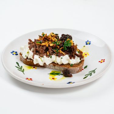 Луста с говядиной, копченой сметаной и еловым маслом
