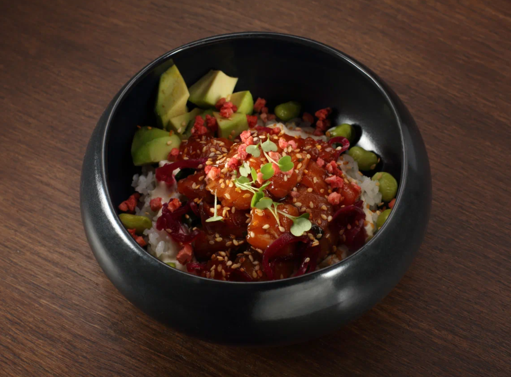 Поке с лососем и лаймовой сметаной