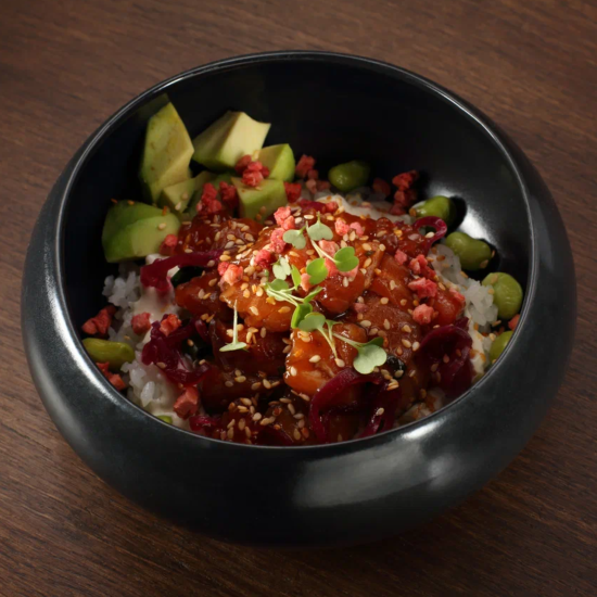 Поке с лососем и лаймовой сметаной