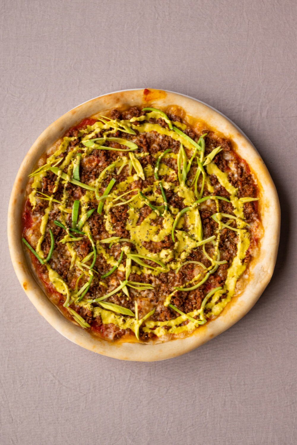 Пицца с соусом болоньезе и луком