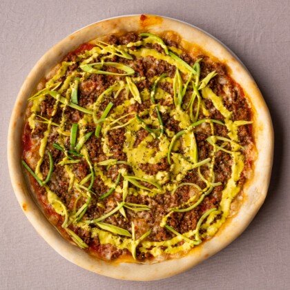 Пицца с соусом болоньезе и луком