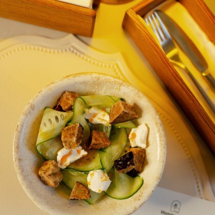 Зеленый салат с жареными баклажанами и сливочным сыром