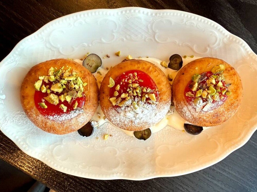 Сырники с клубничным джемом и фисташкой