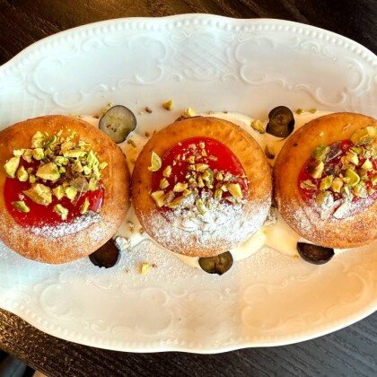 Сырники с клубничным джемом и фисташкой