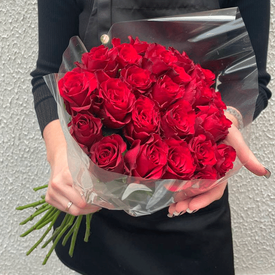 25 роз (красные 40 см) в пачке