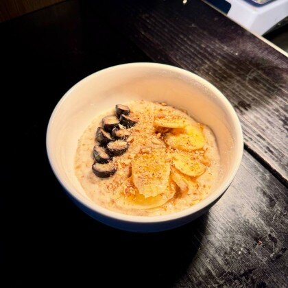 Овсяная каша с бананом и голубикой