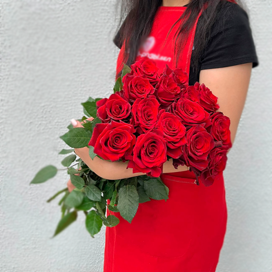 15 красных роз 60 см с лентой (э)