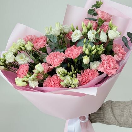 Букет 510 с розовыми диантусами, белой эустомой и эвкалиптом