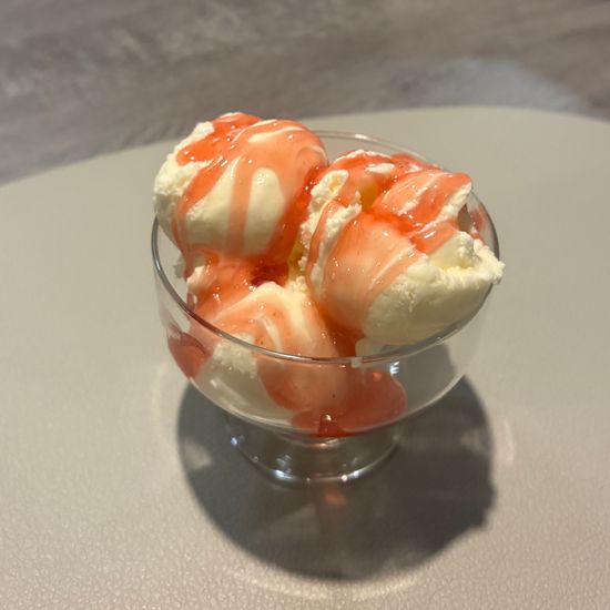 Мороженое с топпингом