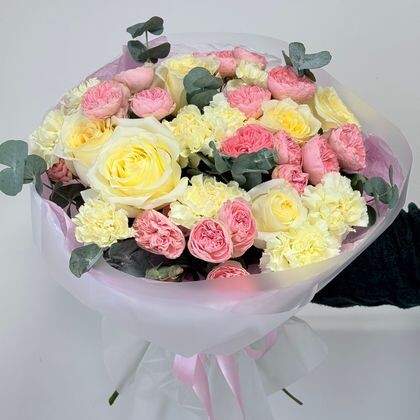 Букет 408 с пионовидными розами кэндлайт, диантусами и кустовой фемке