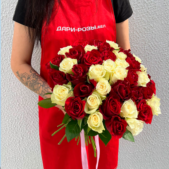 51 кр/бел роза 50 см с лентой (Гомель)