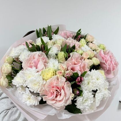 Букет 750 с французскими розами, кустовой Кристи, белыми розами