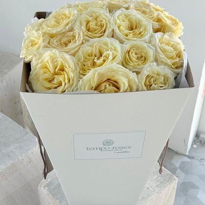 Коробка с аква боксом из 15 пионовидных роз Candlelight