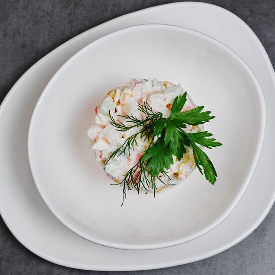 Салат Из крабовых палочек, риса и кукурузы