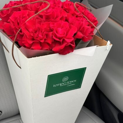 15 красных французских роз в коробке с аква боксом