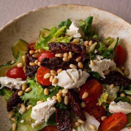 Салат с рикоттой и вялеными томатами