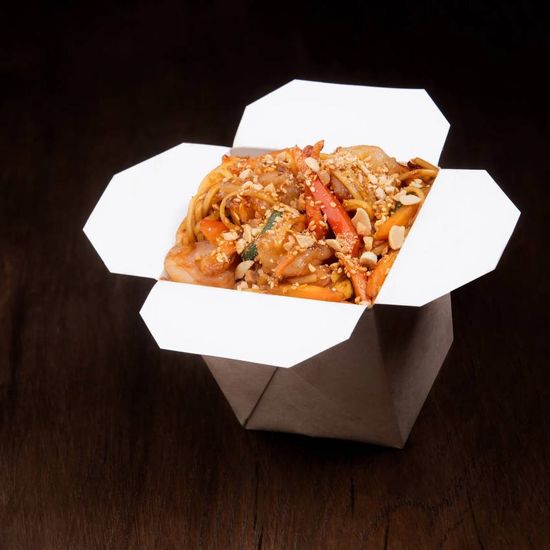 Креветки в кисло-сладком соусе с яичной лапшой