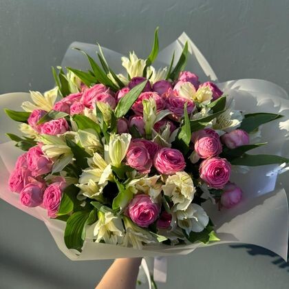 Букет из 7 веток Жизель + 8 веток белых альстромерий в матовой упаковке