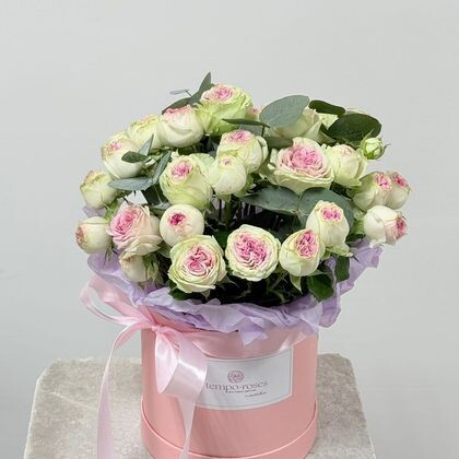 Коробка с кустовой пионовидной Джелато и эвкалиптом (шляпная)