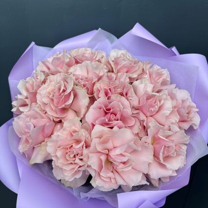 15 розовых французских в сиреневой упаковке