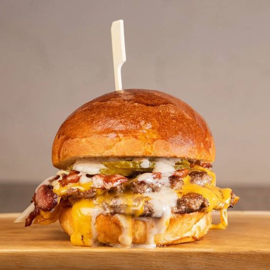 Двойной чизбургер с трюфельным соусом