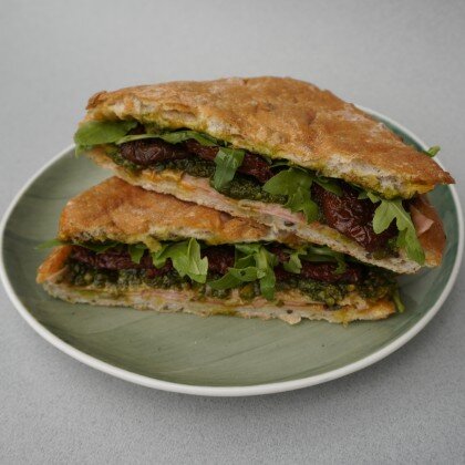 Сэндвич с мортаделлой,
песто и вялеными томатами