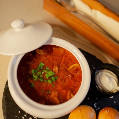 Борщ с томленой свининой и чесночной булочкой