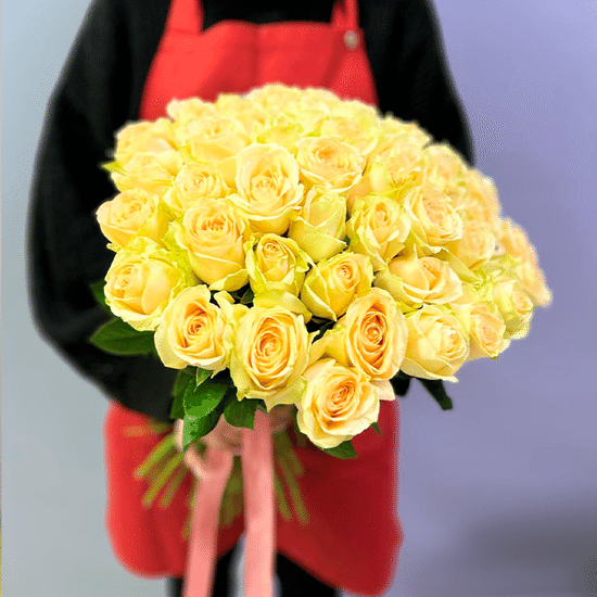 51 роза (Аваланш Пич 40 см) с лентой