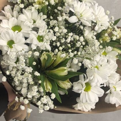 Букет 25 с белой ромашкой, альстромерией и гипсофиллой