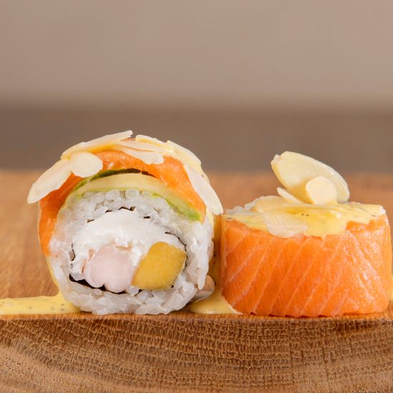 Ролл с креветкой, авокадо и соусом маракуйа