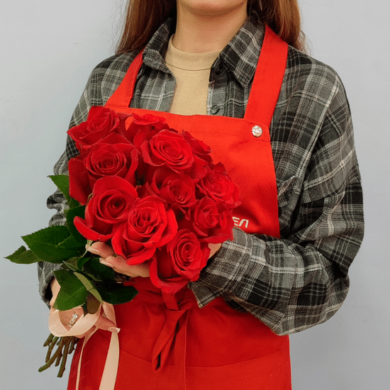 11 красных роз 50 см с лентой (э)
