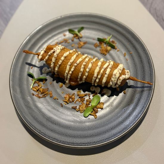 Корндог с горчичным соусом