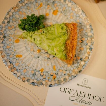 Киш с лососем и шпинатом