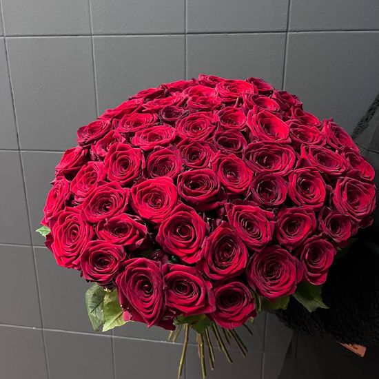51 роза (Ред Наоми 70 см) с лентой