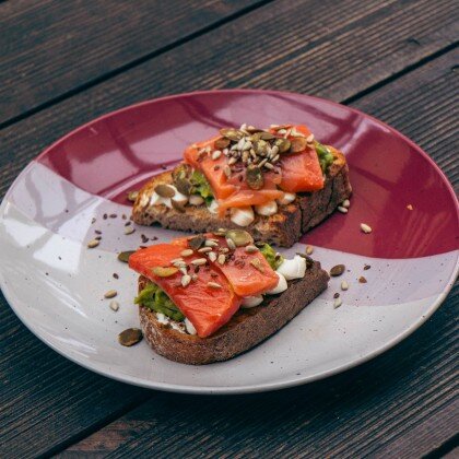 Брускетта с лососем, авокадо и семечками