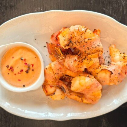 Креветки в беконе с тайским айоли