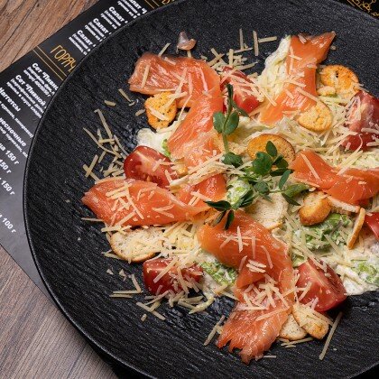 Салат «Цезарь» с красной рыбой