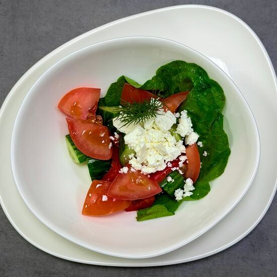 Салат Из свежих овощей с сыром фета