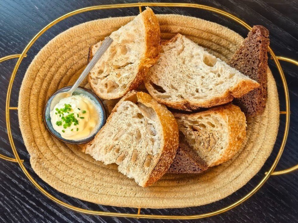 Хлебная корзина с копченым маслом