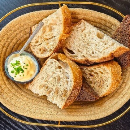 Хлебная корзина с копченым маслом