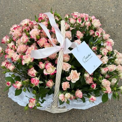 Корзина из 21 кустовой розы рефлекс