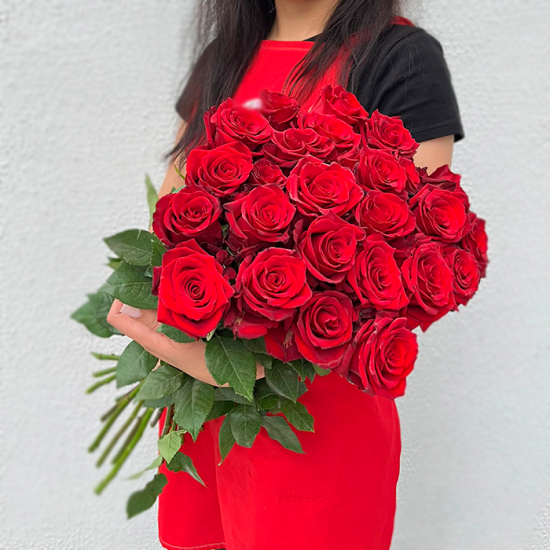 25 красных роз 60 см с лентой (э)