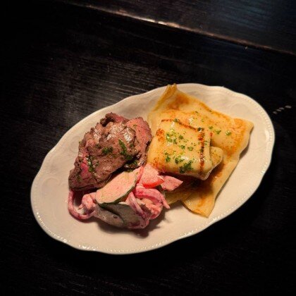 Блины с ростбифом и овощным салатом