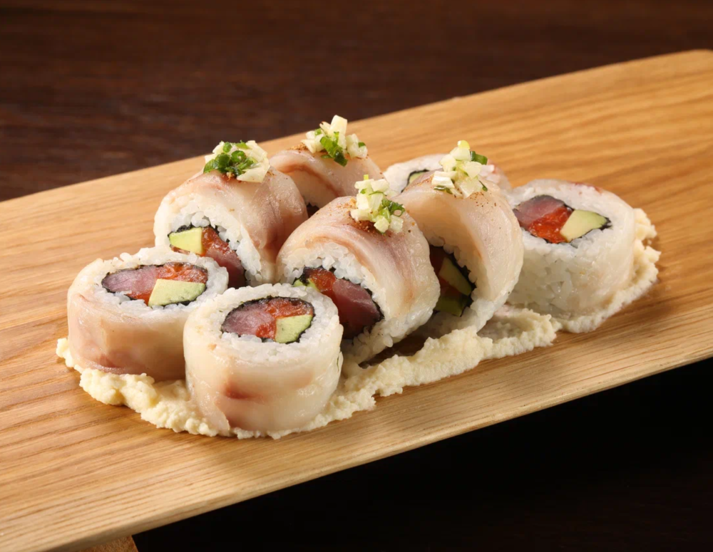 Ролл с сибасом, лососем, тунцом и пюре из сельдерея