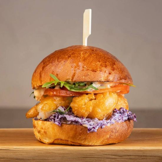 Бургер с креветкой темпура и коул-слоу