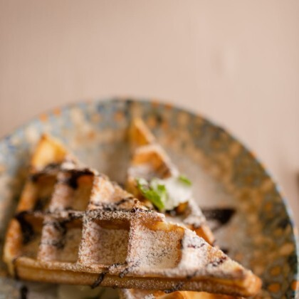 Венские вафли с соусом из пряной вишни и мороженым