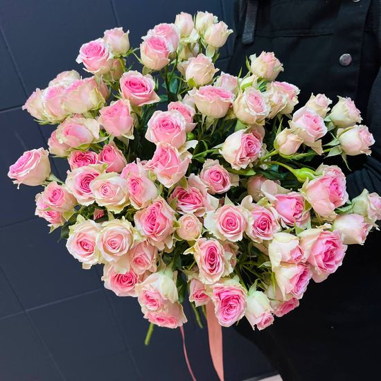 15 куст. роз (розовая Princess) в пачке