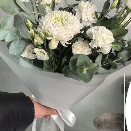 Белый букет с хризантемой магнум, эустомой и диантусами