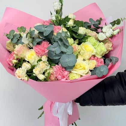 Букет 322 с пионовидными розами кэндлайт, диантусами и кустовыми Саммер Роуз